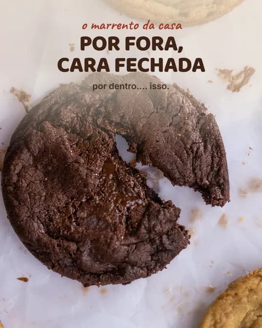Foto do cookie Dark partido: Por fora, cara fechada.