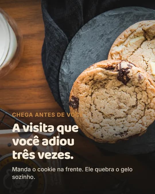 Foto de cookie ao lado de um copo de leite: A visita que você adiou três vezes.