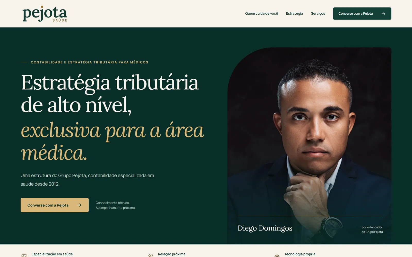 Topo do site da Pejota Saúde: título em serifa sobre verde profundo, destaque em dourado e o retrato do sócio-fundador.
